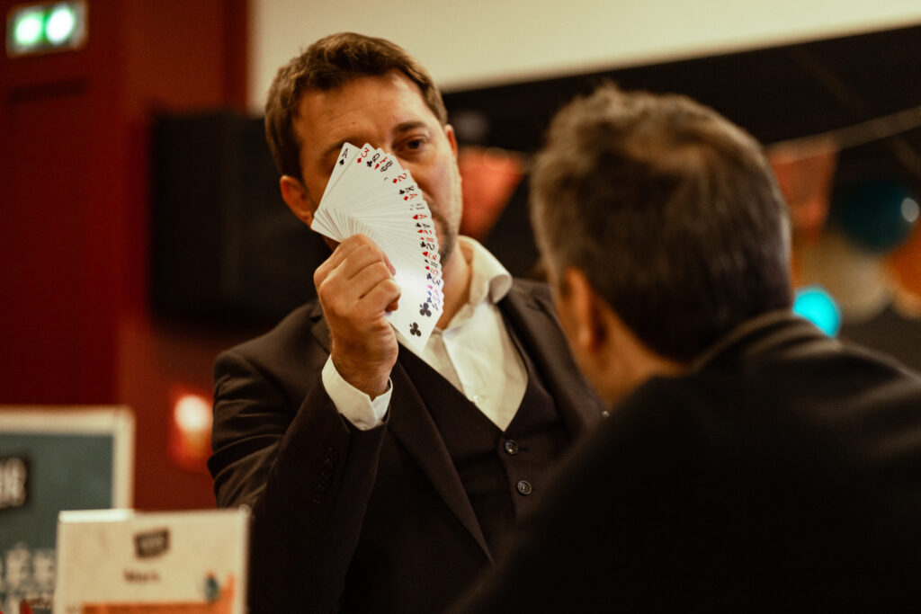 Le magicien à Lyon Hervé Troccaz lors d'une soirée d'entreprise
