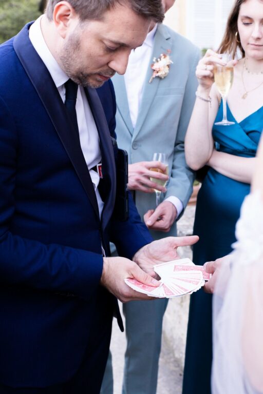 Hervé Troccaz, magicien à Lyon présente un tour de cartes lors d'un mariage