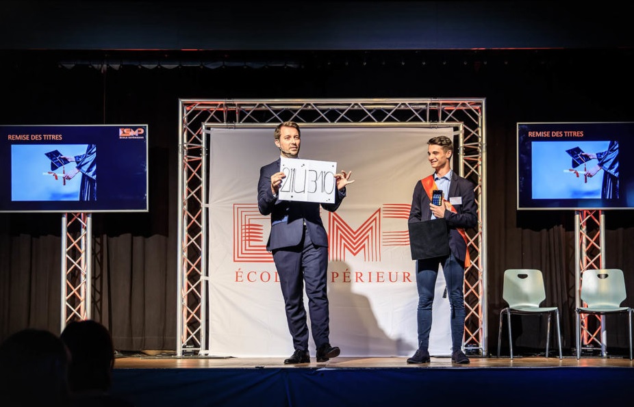 Pourquoi faire appel à un magicien à Lyon pour des dîners de bienfaisance et des soirées de gala