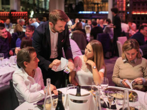 Hervé Troccaz, magicien close-up à Genève lors d'une soirée d'entreprise