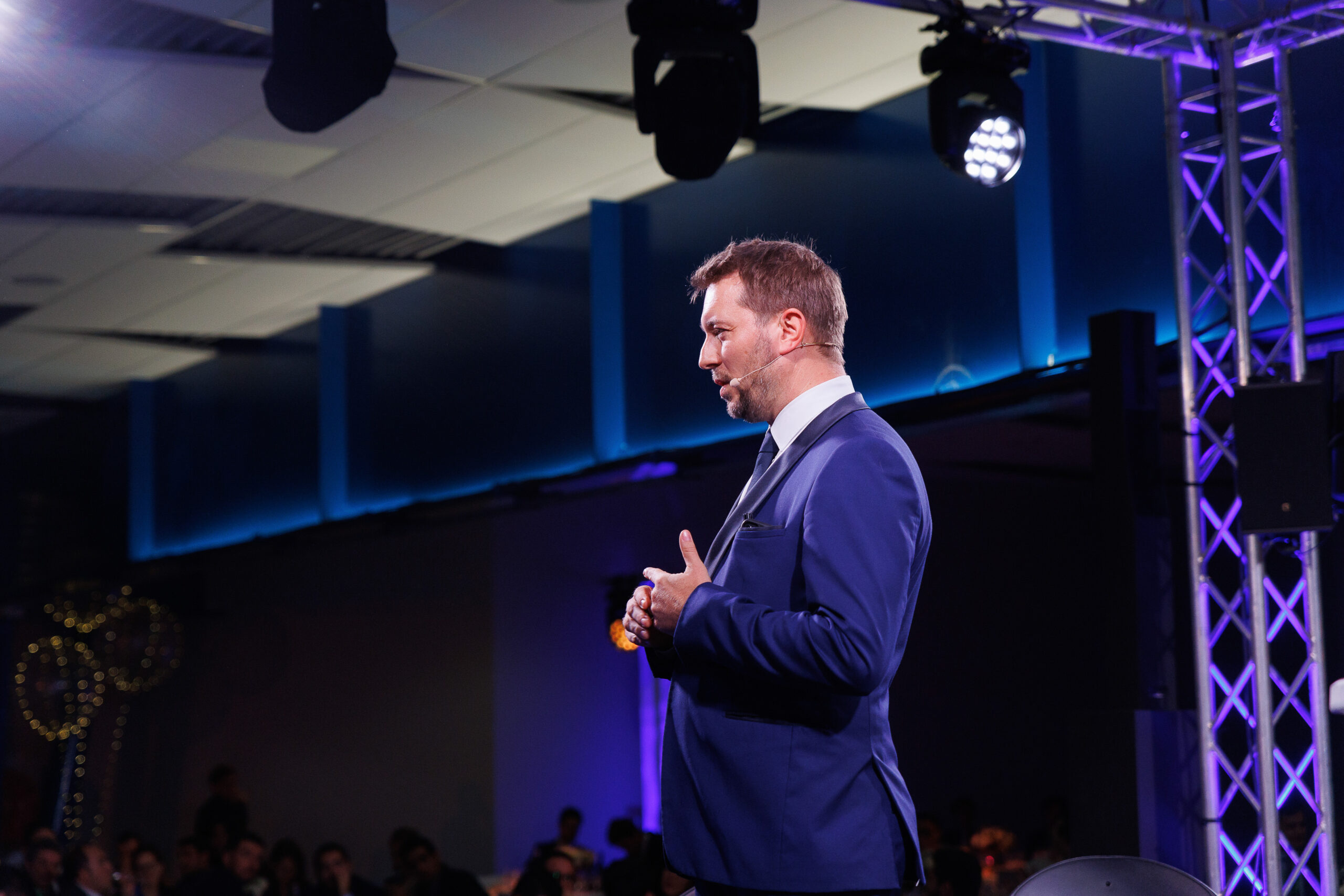 Maître de Cérémonie pour événement d’entreprise : donner du sens à votre rendez-vous professionnel 