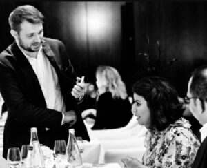 Hervé Troccaz, magicien close-up à Lyon lors d'une soirée d'entreprise