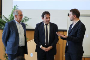 Conférencier magicien en entreprise révélant les biais cognitifs lors d’une keynote interactive devant un public de dirigeants