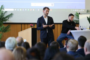 Hervé Troccaz, conférencier magicien présente sa conférence sur la mémoire
