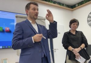 Hervé Troccaz, illusionniste, anime un Team Building Magie