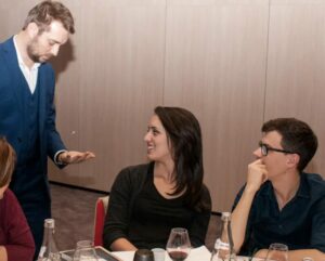 Hervé Troccaz, magicien close-up à Lyon lors d'une soirée d'entreprise au Radisson Lyon Part-Dieu