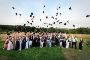Lancer de chapeaux lors de la soirée école de commerce