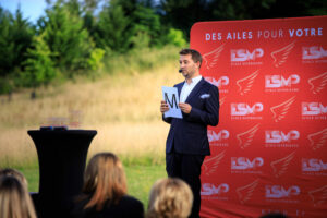 Hervé Troccaz, maitre de cérémonie pour une remise de diplômes de l'école ESMP