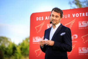 Hervé Troccaz, maitre de cérémonie pour une remise de diplômes de l'école ESMP